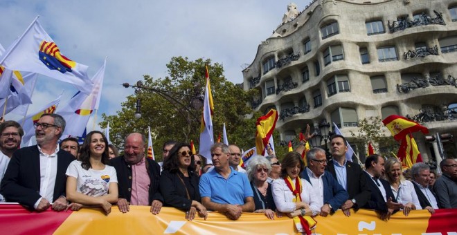 La líder de Ciudadanos en Catalunya, Inés Arrimadas, junto al presidente de Societat Civil Catalana (SCC), Mariano Gomá, y otros líderes del PP y Ciudadanos, en la cabecera de la manifestación en Barcelon acon motivo del Día de la Fiesta Nacional. EFE/Enr