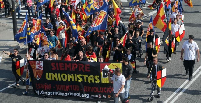 Colectivos de ultraderecha se dirigen a la plaza de Sant Jordi de Barcelona, durante una manifestación en defensa de la unidad nacional. EFE/Toni Albir