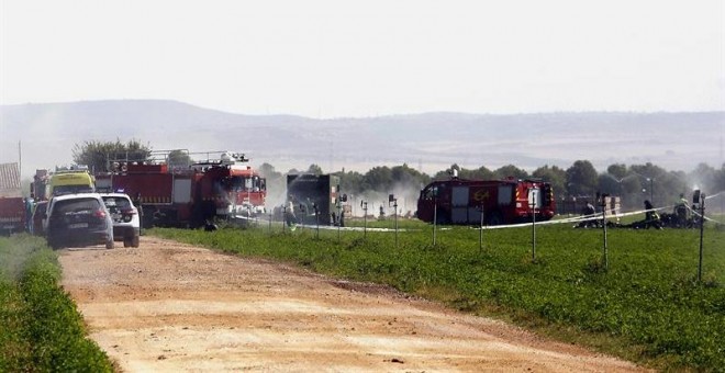 Bomberos, Policía Nacional y personal sanitario trabajan en la zona en la que se estrelló el avión Eurofigther que volvía a Albacete tras participar en los actos con motivo del Día de la Fiesta Nacional. EFE/Manu