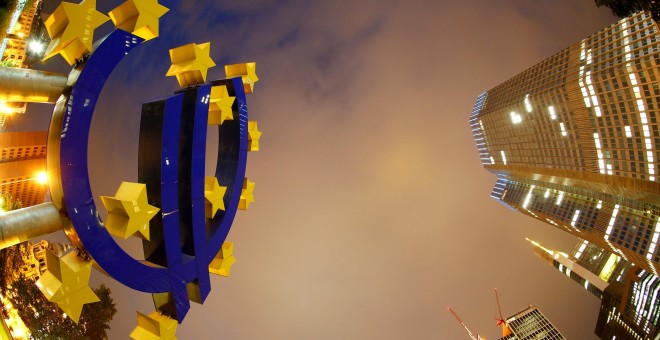 El logo del euro, frente a la sede del BCE en Fráncfort. REUTERS/Kai Pfaffenbach