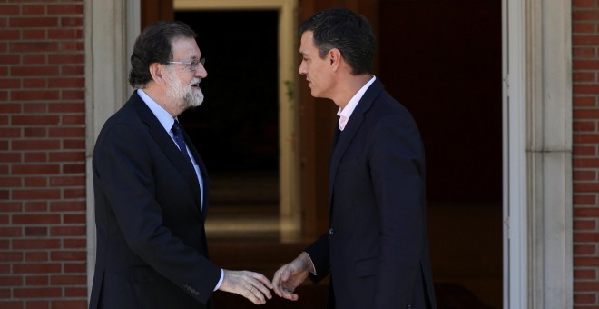 Mariano Rajoy y Pedro Sanchez antes de reunirse el pasado 2 de octubre en el Palacio de La Moncloa. REUTERS/Rafael Marchante