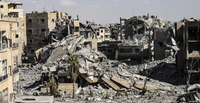 Imagen de las ruinas del hospital de la ciudad siria de Raqa. AFP/ Bulent Kilic