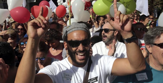 Jesús Candel, conocido como Spiriman, en la manifestación en Granada bajo el lema 'Granada por una sanidad pública y digna'. EFE/Pepe Torres