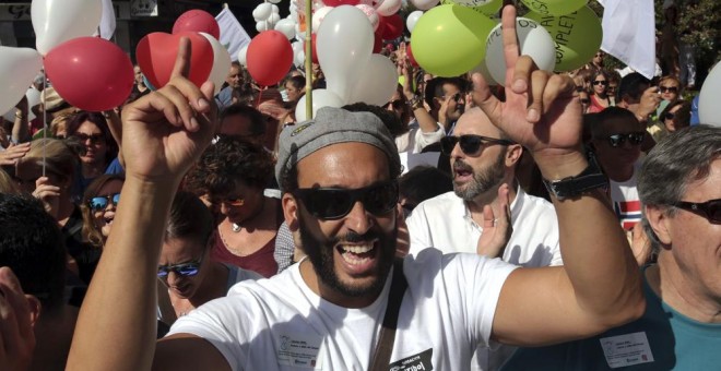 Jesús Candel, conocido como Spiriman, en la manifestación en Granada bajo el lema 'Granada por una sanidad pública y digna'. EFE/Pepe Torres