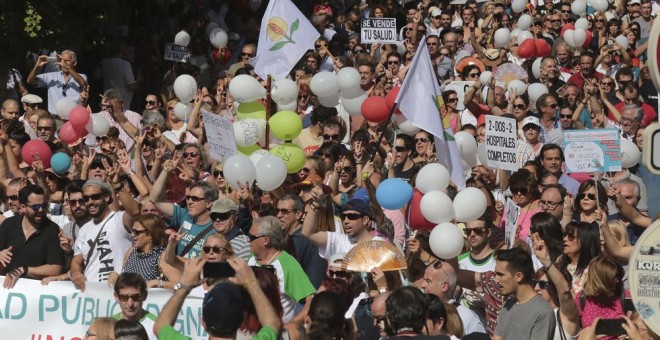 Miles de personas han participado en la manifestación organizada por la asociación Justicia por la Sanidad bajo el lema 'Granada por una sanidad pública y digna'. EFE/Pepe Torres