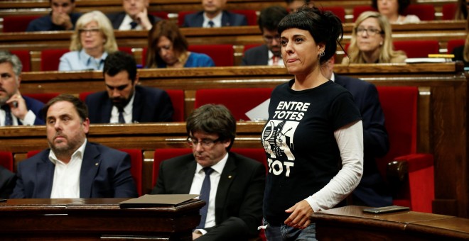 La diputada de la CUP Anna Gabriel junto al president catalán, Carles Puigdemont, y al vicepresidente del Govern y líder de ERC, Oriol Junqueras, en el Pleno del Parlament.. REUTERS/Albert Gea