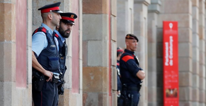 Agentes de los Mossos D'esquadra, haciendo guardia en el exterior del Parlament. REUTERS/Gonzalo Fuentes