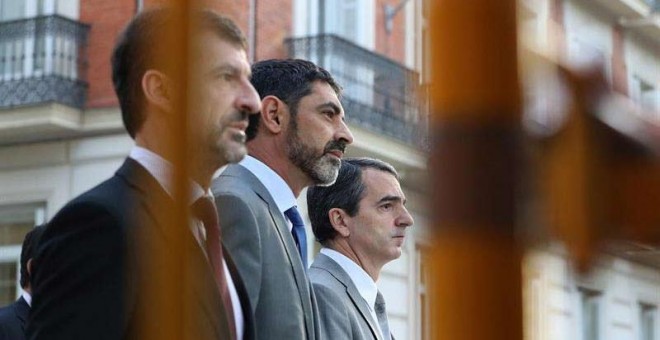 El mayor de los Mossos d'Esquadra, Josep Lluís Trapero, en el centro, a su llegada a la Audiencia Nacional. | EFE