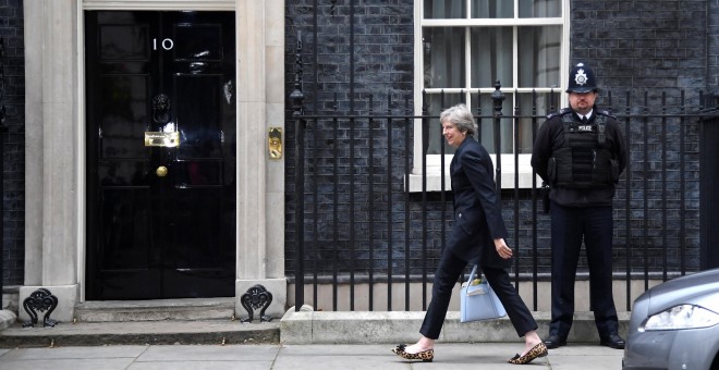 La primera ministra británica, Theresa May, llegando a su residencia oficial, en el popular número 10 de Downing Street, en Londres. REUTERS/Toby Melville