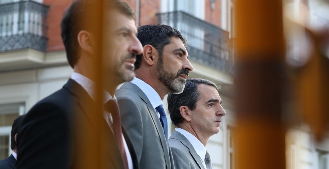 El mayor de los Mossos d'Esquadra, Josep Lluís Trapero (c), a su llegada a la Audiencia Nacional para declarar como imputado de sedición. EFE/ J.J.Guillén