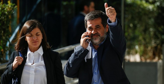 El presidente de la ANC, Jordi Sanchez, saluda a la salida de la Audiencia Nacional, en el receso de las comparecencias previstas por la juez Carmen Lamela. REUTERS/Javier Barbancho