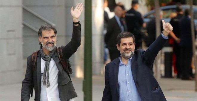 Los presidentes de la Asamblea Nacional Catalana, Jordi Sànchez, d., y de Òmnium Cultural, Jordi Cuixart, iz., a su llegada a la Audiencia Nacional para declarar ante la juez Carmen Lamela como imputados por un delito de sedición. EFE/ Juan Carlos Hidalgo