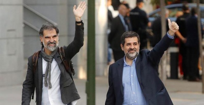 Los presidentes de la Asamblea Nacional Catalana, Jordi Sànchez, d., y de Òmnium Cultural, Jordi Cuixart, iz., a su llegada a la Audiencia Nacional para declarar ante la juez Carmen Lamela como imputados por un delito de sedición. EFE/ Juan Carlos Hidalgo