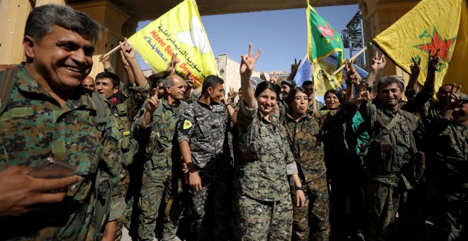 Milicianos de las FSD celebran su victoria ante el Estado Islámico en la ciudad de Raqa. - REUTERS