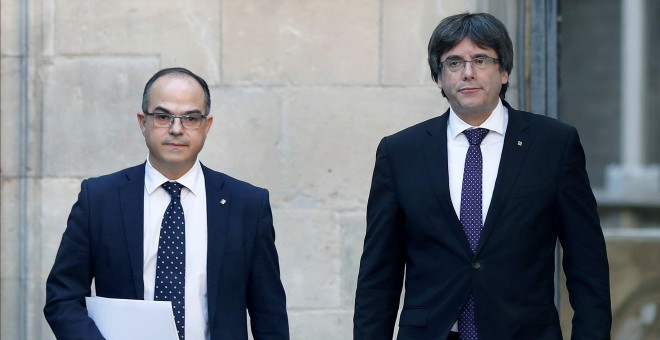 El presidente de la Generalitat, Carles Puigdemont, y el conseller de Presidencia, Jordi Turull, a su llegada a la reunión semanal del gobierno catalán. EFE/Andreu Dalmau.