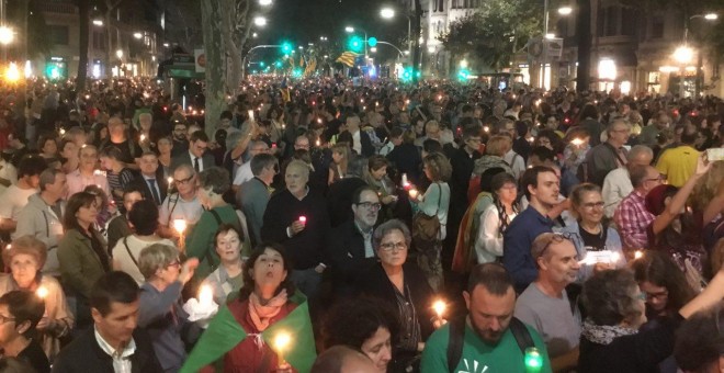Un mar de velas inunda el centro de Barcelona para reclamar la libertad de los líderes de ANC y Òmnium.