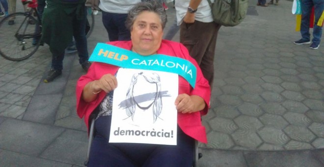 María Rosa, de 73 años, acude a la manifestación para reclamar la libertad de los líderes de ANC y Òmnium.