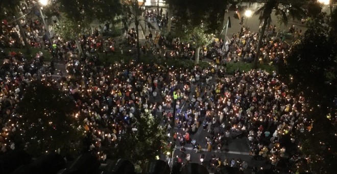 Un mar de velas inunda la Diagonal de Barcelona para reclamar la libertad de los líderes de ANC y Òmnium.