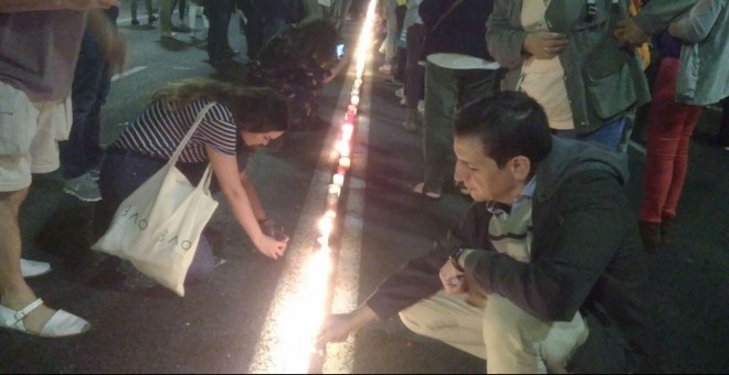 Los manifestantes encienden velas al final de la manifestación de Barcelona por la libertad de Jordi Sànchez y Jordi Cuixart. FERMÍN GRODIRA