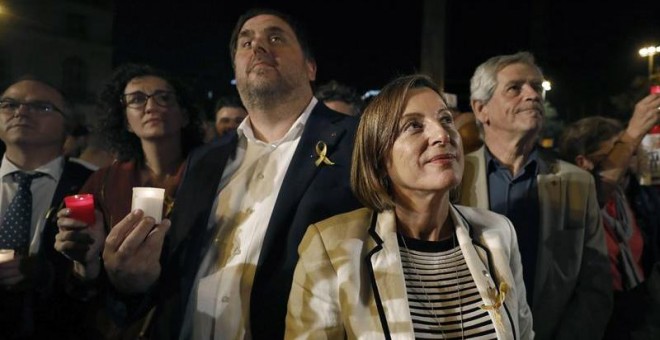 De izda a dcha. Josep Rull, del PdeCat, Marta Rovira de ERC, el vicepresidente del Govern, Oriol Junqueras y la presidenta del Parlamento de Cataluña, Carme Forcadell, durante la concentración en la Avenida de la Diagonal de Barcelona convocada por Omnium