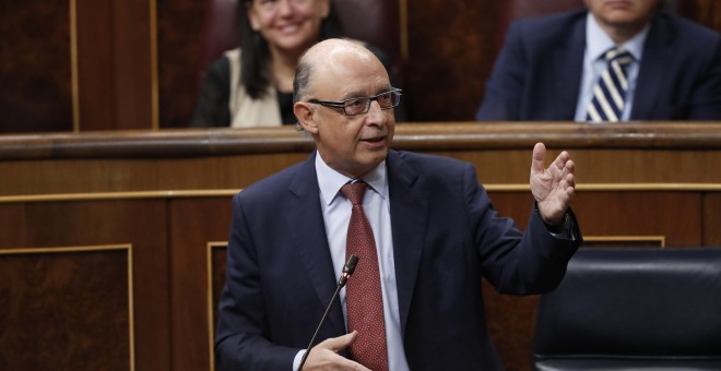 El ministro de Hacienda, Cristóbal Montoro, interviene en la sesión de Control al Gobierno en el Congreso de los Diputados. EFE/Javier Lizón