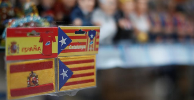 Pegatinas de la bandera española y de la estelada, a la venta en una tienda en Barcelona. REUTERS/Gonzalo Fuentes