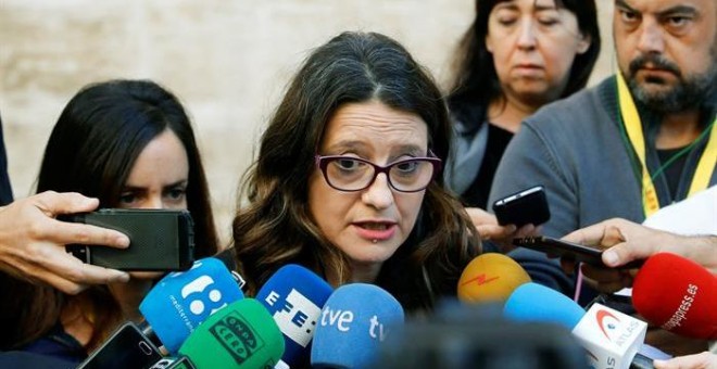 La vicepresidenta del Consell, Mónica Oltra, comparece ante los medios de comunicación para explicar el acoso que sufrió anoche en su casa. / EFE