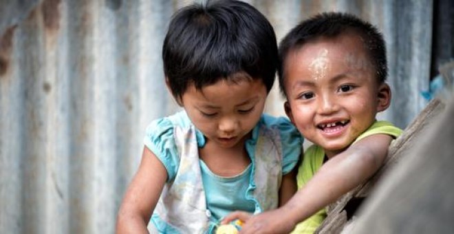 En el pueblo Lauk Lung de Myanmar, a 15 oil´metros de Hakha los niños reciben la vacuna contra la polio de las matronas. / Naciones Unidas