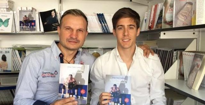 Javier Castillejo, boxeador (i) y Jorge Sanz, periodista y biógrafo (d) en la feria del libro