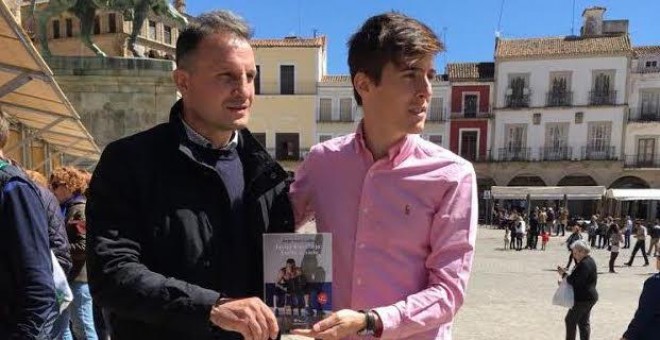 Castillejo y Sanz posan con la biografía del ex-boxeador