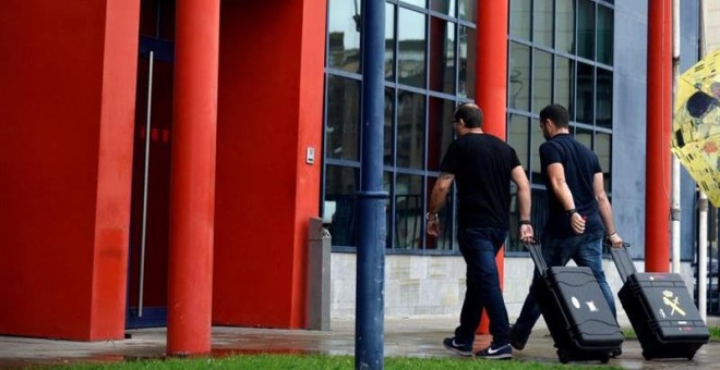 Dos agentes de la Guardia Civil entran en la comisaría central de los Mossos d'Esquadra en Lleida. - EFE