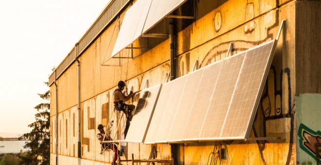 Instalan placas solares en el barrio de Errekaleor. / D.A