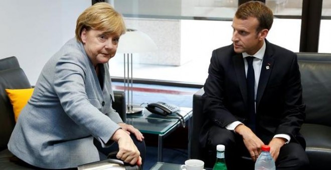 La canciller alemana, Angela Merkel (i), y el presidente francés, Emmanuel Macron (d), en un encuentro bilateral antes de la cumbre del Consejo Europeo en Bruselas (Bélgica) el 19 de octubre de 2017. EFE