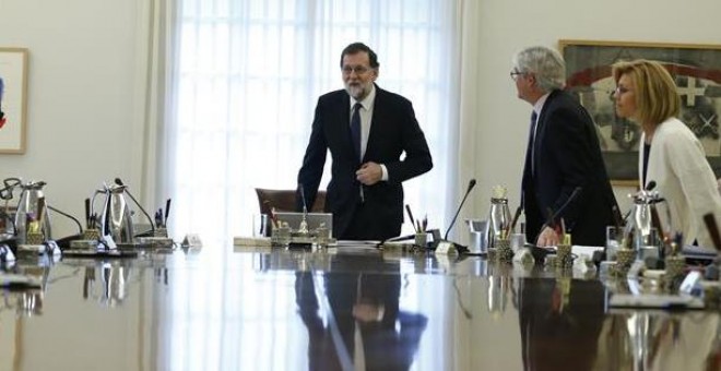 El jefe del Ejecutivo, Mariano Rajoy, preside la reunión extraordinaria del Consejo de Ministros en la que se aprobarán las medidas concretas en aplicación del artículo 155 de la Constitución, hoy en el Palacio de la Moncloa. A esta reunión asisten todos