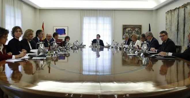 El jefe del Ejecutivo, Mariano Rajoy, preside la reunión extraordinaria del Consejo de Ministros en la que se aprobarán las medidas concretas en aplicación del artículo 155 de la Constitución, hoy el Palacio de la Moncloa. EFE/Juan Carlos Hidalgo