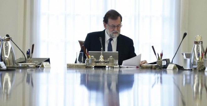 El jefe del Ejecutivo, Mariano Rajoy, preside la reunión extraordinaria del Consejo de Ministros en la que se aprobarán las medidas concretas en aplicación del artículo 155 de la Constitución.EFE/Juan Carlos Hidalgo