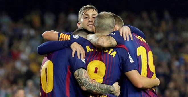 El centrocampista del FC Barcelona Andrés Iniesta celebra con sus compañeros su gol, segundo del equipo frente al Málaga. - EFE