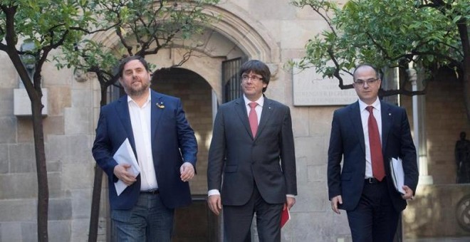 Oriol Junqueras, Carles Puigdemont i Jordi Turull a la seva entrada a la reunió del govern de la Generalitat / EFE Marta Pérez