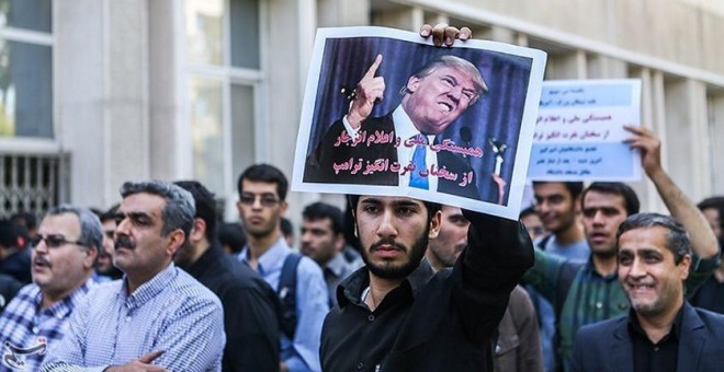 Estudiantes iraníes sostienen una foto de Trump durante una protesta contra el presidente de EEUU en Teherán. /REUTERS