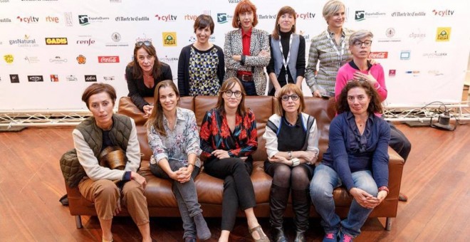 De izquierda a derecha, sentadas Pilar Revuelta (directora de arte), María Zamora (productora), Jara Yáñez (periodista), Julia Juaniz (montadora), Chus Gutiérrez (directora). De pie: Rosa Estevez (directora de casting), Coral Cruz (guionista), Patricia Mo