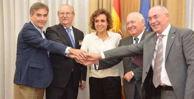 Los representantes del Consejo General de Enfermería junto a la ministra Dolors Montserrat.