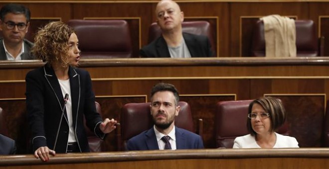 La portavoz adjunta del grupo socialista, Meritxell Batet, durante una de sus intervenciones en la sesión de control al Gobierno que hoy se celebra en el Congreso en presencia del ministro de Economía, Luis de Guindos (d). EFE/Javier Lizon