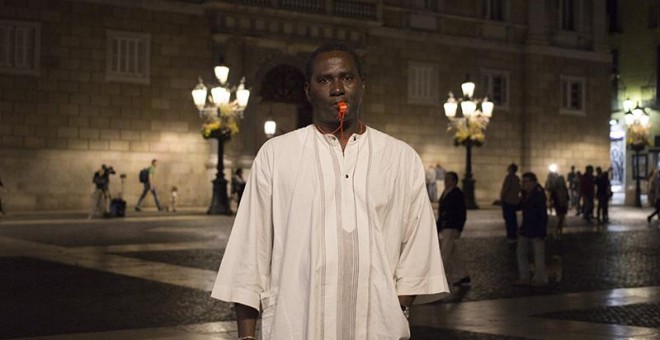 Mawa Ndiaye, president de l'Associació de Treballadors Senegalesos a Catalunya, a la Plaça de Sant Jaume de Barcelona