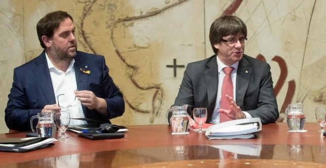 El vicepresidente Oriol Junqueras y el Presidente Carles Puigdemont en la reunión del govern de la Generalitat / EFE Marta Pérez