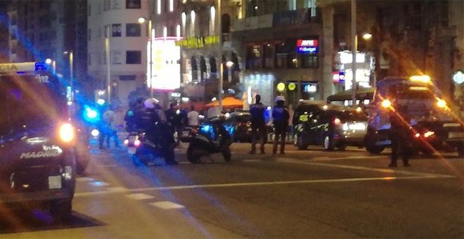 Cortada la Gran Vía de Madrid por un coche abandonado