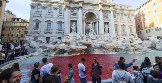 Vista de la Fontana di Trevi después de que Graziano Cecchini vertiera pintura roja en la fuente. - EFE