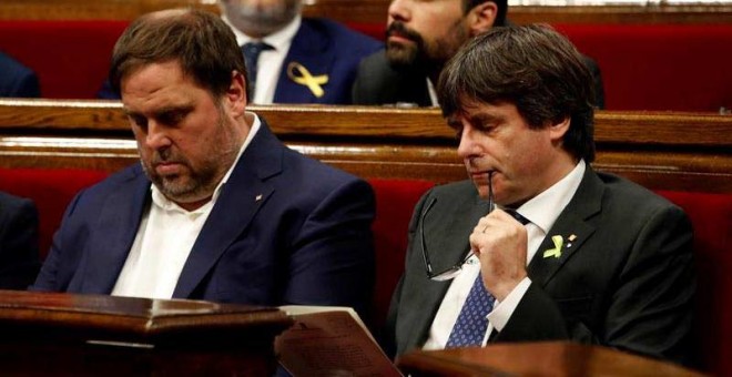 El presidente de la Generalitat, Carles Puigdemont, y su vicepresidente, Oriol Junqueras,izz., en el pleno monográfico del Parlament en respuesta a la aplicación del artículo 155 de la Constitución. | EFE