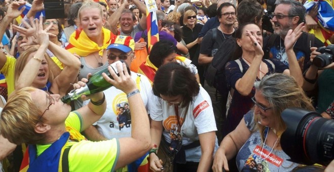 Explosión de júbilo en los alrededores del Parlament tras la votación. / EP