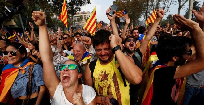 Independentistas celebran la declaración del Parlament este viernes. REUTERS/Juan Medina