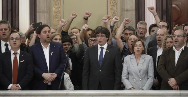 Junqueras, Puigdemont, Forcadell y diputados de la CUP, en las escalinatas del Parlament. / EFE
